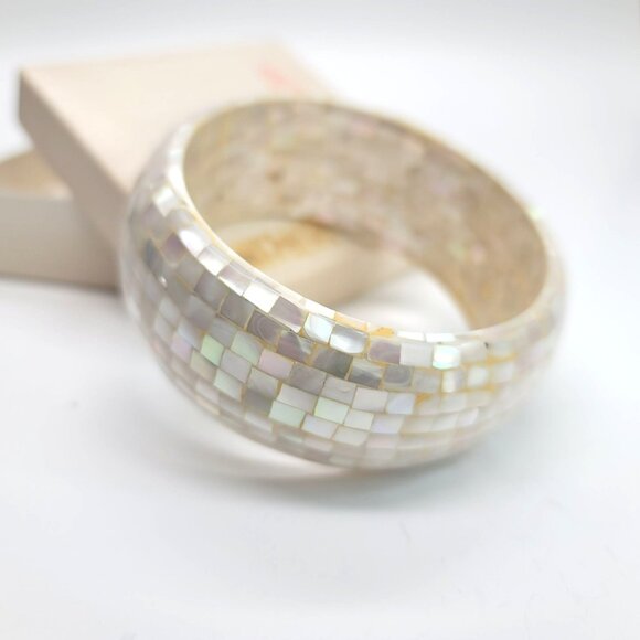 Mermaid's Garden Mother of Pearl Fashion Bangle Bracelet Costume Jewelry DH21 - Picture 1 of 6